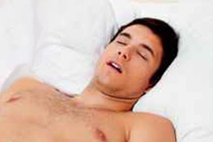 Dorme de boca aberta